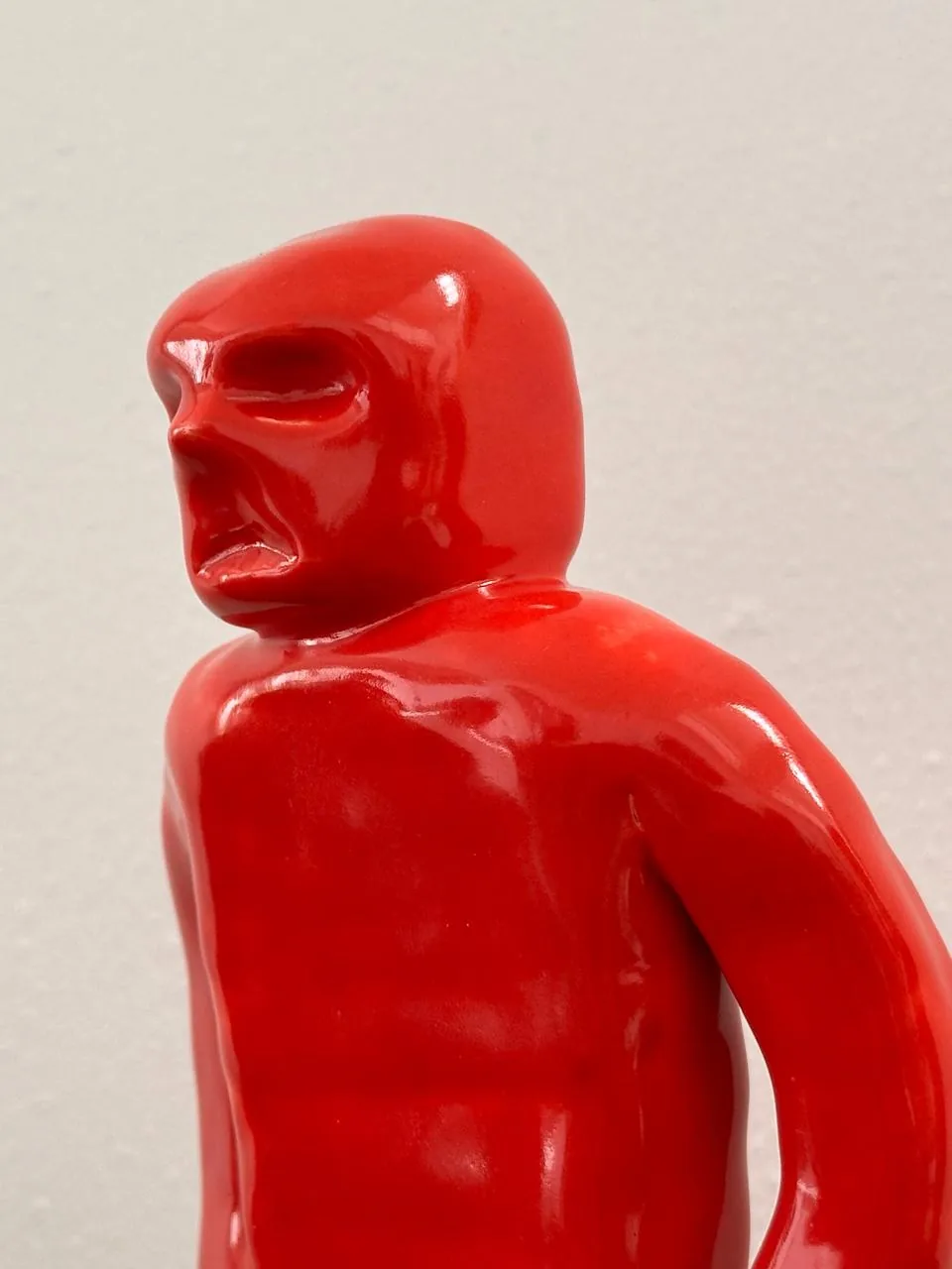Acercamiento al rostro y torso rojo de U-Mano 01.