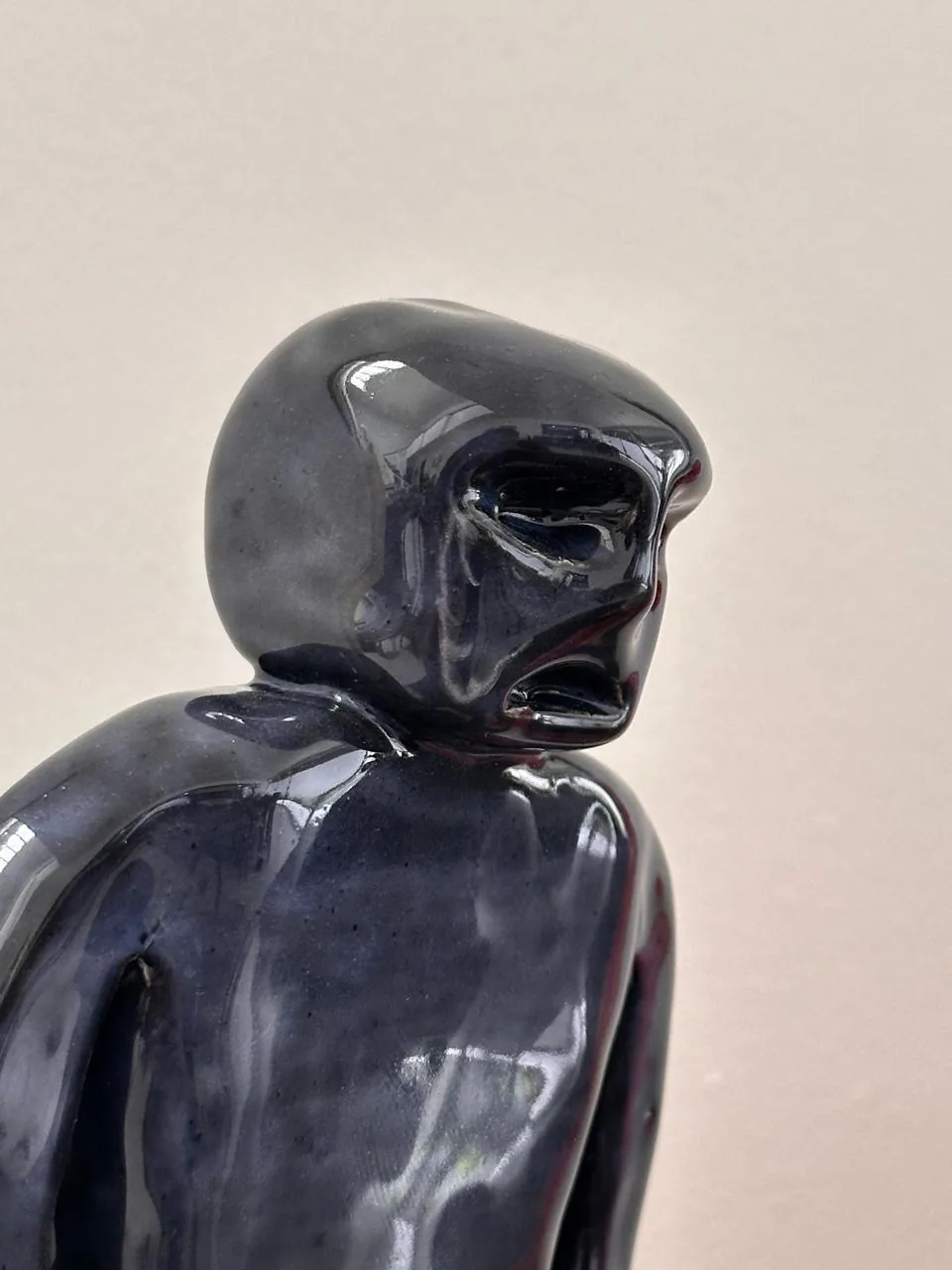 Acercamiento al rostro y torso azul de U-Mano 02.